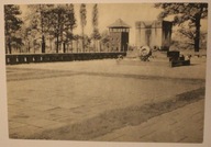 OŚWIĘCIM - BRZEZINKA, AUSCHWITZ - BIRKENAU. Płyta pamiątkowa z urną