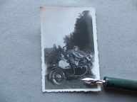 STARY MOTOCYKL BMW z bocznym wózkiem NA POSTOJU STARA FOTOGRAFIA