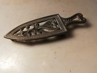 STARA MAŁA ŻELIWNA PODSTAWKA POD ŻELAZKO