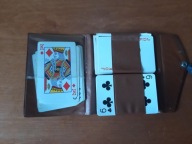 Talie kart do gry w pokera (2x 54 karty) w brązowym etui / portfelu