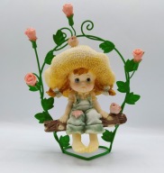 śliczna Dziewczynka w kapeluszu na ławeczce wśród Róż figurka kolekcjonersk