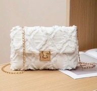 Ekskluzywna biała torebka z dżinsu z geometrycznym wzorem i łańcuszkiem