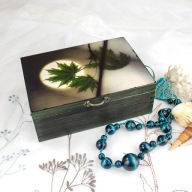 Drewniana szkatułka z liściem - rękodzieło