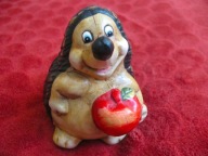 Jeż - z jabłkiem, mała figurka - 10 x 10 x 7 cm