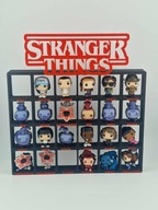Stranger Things półka na wszystkie figurki z Kinder Joy z czerwonym napisem