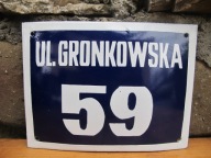 Stara emaliowana tablica z numerem domu i ulicą