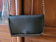 Mała czarnałancuchy