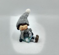 dziewczynka w prawdziwej czapeczce śliczna figurka