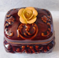 Porcelitowa szkatułka, puzderko