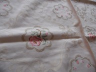 Obrus ecrie , haft krzyżykowy w róże - 70 cm x 70 cm