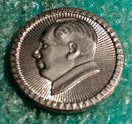 ODZNAKA MAO TSE TUNG - PRZYWÓDCA CHIN - ODZNAKA SYGNOWANA