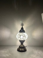 Lampa stołowa w kolorze mozaiki, zdobiona motywami tureckimi.
