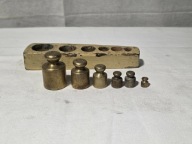 Stare odważniki mosiężne w drewniany etui 1/2-20dkg