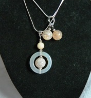 Kremowe agaty, delikatna biżuteria, wisiorek i kolczyki, zestaw