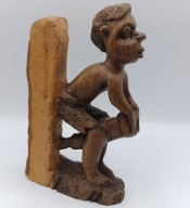 Rzeźba plemienna Afrykańczyk grający na TamTam 16 cm drewno egzotyczne