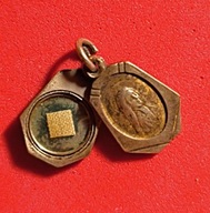 Relikwia relikwiarz medalik ex indumentis Dieu Seul Mater