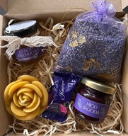 KOSZ PREZENTOWY syrop lawendowy, miód jagodowy, świeca z wosku pszczelego