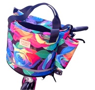 Kolorowy koszyk na rower na wiosnę lato w Róże Fotelik dla psa na zakupy