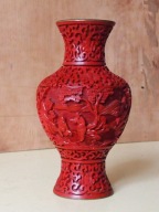 Wazon z rzeżbionej czerwonej laki cynobrowej.