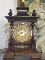 Budzik kapliczkowy z pozytywką Junghans z około 1910r