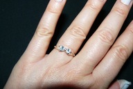 pierścionek kokardka z cyrkoniami srebro 925