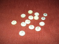 GUZIKI BIAŁE, PERŁOWE, RZEZBIONE VINTAGE -12 SZT