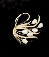 Elegancka złota broszka łabędź z cyrkoniami i kamieniami