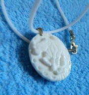 Wisiorek z białego jadeitu, płaskorzeźba byk, medalion