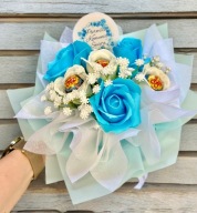 BUKIET Z KWIATÓW MYDLANYCH Z LIZAKAMI NA KOMUNIĘ DLA CHŁOPCA