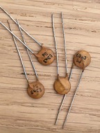 2x Kondensator ceramiczny 3,3 nF, 250 V