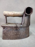 Stare żelazko na węgiel z kominem