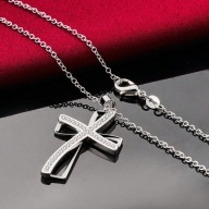 ELEGANCKI NASZYJNIK SREBRNY 925 – KRZYŻ Z CYRKONIAMI AAA