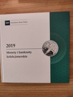 N= NUMIZMATYKA= BANKNOTY I MONETY KOLEKCJONERSK -ALBUM NBP-2019R