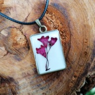 Zawieszka z żywicy i kwiatów żurawki