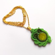 Zielony ze złotem wisior sutasz