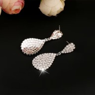 KOLCZYKI POSREBRZANE ,BIAŁE CYRKONIA LUKSUSOWE KSZTAŁT KROPLI IMPREZA BAL