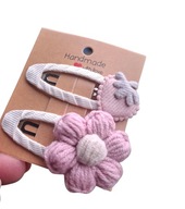 Spinki spineczki do włosów szydełkowy kwiatek truskawka handmade 2 szt.