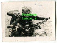 Stary motor- dziecko na motorze