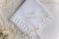 Szatka do chrztu z wstążką ecru, z haftem imienia i daty chrztu