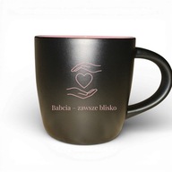 Kubek „Babcia – zawsze blisko” wzruszający prezent czarny mat różowy środek