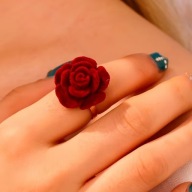Pozłacany pierścionek z czerwoną różą złoty pierścionek czerwona róża