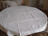 Mały biały kwadratowy obrus z haftami i mereszka 113cm x 110cm !