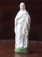 Stara porcelanowa figurka M.B.