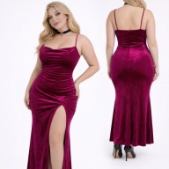 Sukienka welurowa midi różowa dopasowana ramiączka rozcięcie