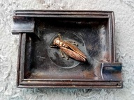 STARA POPIELNICZKA POPIELNICA GABINETOWA Z OWADEM (cykady) - SYGNATURA