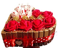 SŁODKI BOX SERCE Z CZEKOLADEK I RAFFAELLO PREZENT DLA WYJĄTKOWEJ KOBIETY