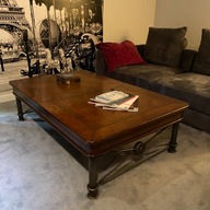 Stolik kawowy obciągnięty skórą bydlęcą