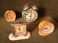 4 stare budziki do naprawy lub na części