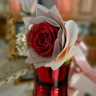 Wieczna czerwona róża, lśniąca duża róża, prezent Bogato zdobiona unikat