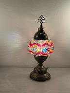 Lampa stołowa w kolorze mozaiki, zdobiona motywami tureckimi.
